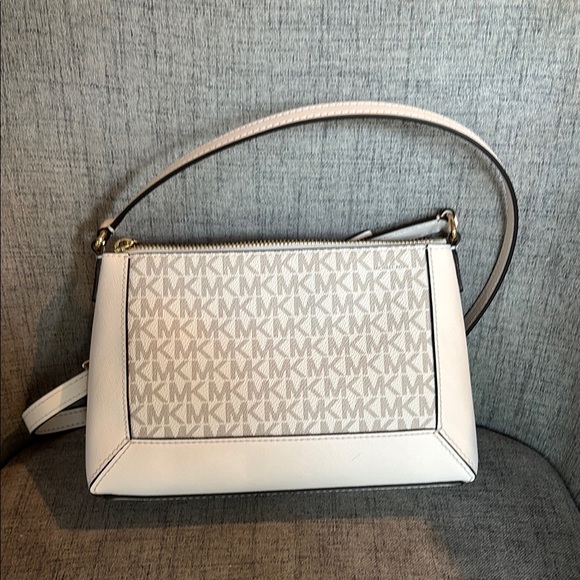 Authentic Michael Kors White Crossbody Bag with Gold-Tone Hardware - Picture 2 of 5